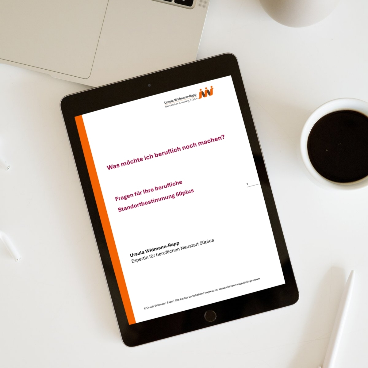 Freebie Workbook, hier: Tablet mit Deckblatt des Workbooks auf weißem Schreibtisch, daneben eine Tasse Kaffee