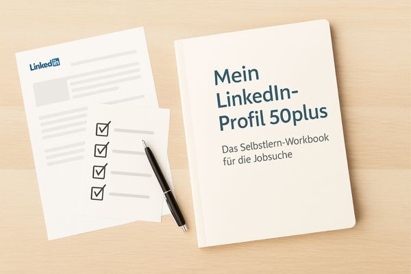 Selbstlernkurs LinkedIn-Profil 50plus, hier Checklisten, Kuli und Buch mit grüner Schrift "Mein LinkedIn-Profil 50plus"